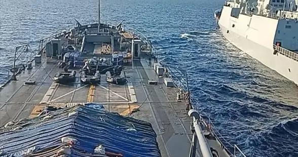 中菲軍艦差點相撞，最近時只有五米，最後時刻菲艦轉向逃竄