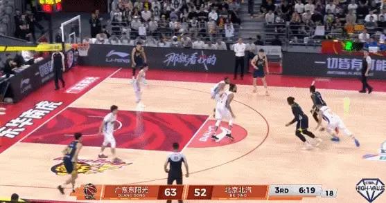 這球夠帥啊！張皓嘉突破小拉桿越過防守上反籃將球打進