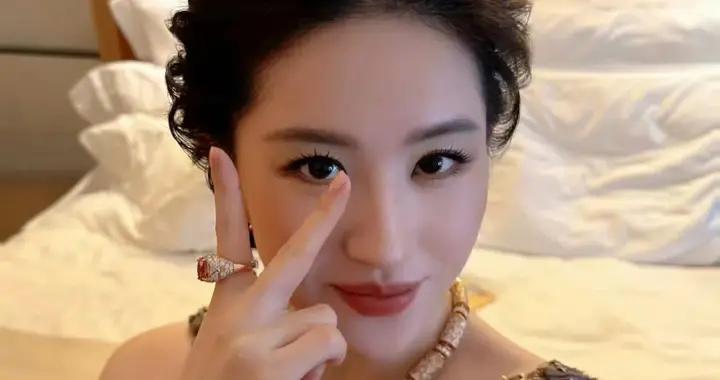劉亦菲的“珠寶消失術”，讓網友的眼睛“失靈”！