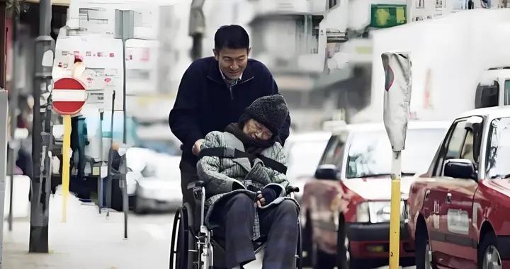 一種新型孝順正在流行：“臨時兒女”月薪兩萬，一年陪1500位老人