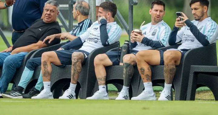 奧萊報：梅西、德保羅和帕雷德斯等人手捧馬黛茶，觀戰阿根廷U20