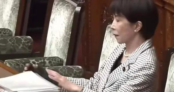 高市早苗回來工作還戴手套，而且在不同場合，這是握手受傷了