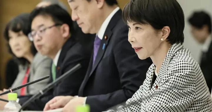 高市早苗的手累壞了，小泉表態令人遺憾，他在高市面前蹲下談話