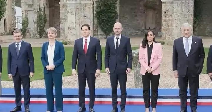 G7外長峯會合影，日本的茂木敏充站位靠邊，魯比奧站中間