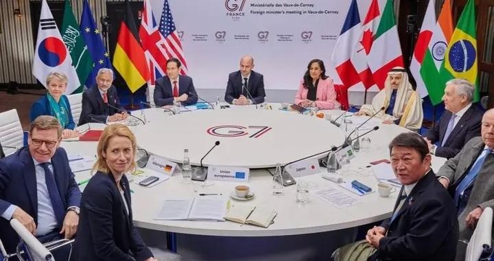 G7外長合影站位有巧思，茂木敏充和卡拉斯站兩邊，東道主是法國