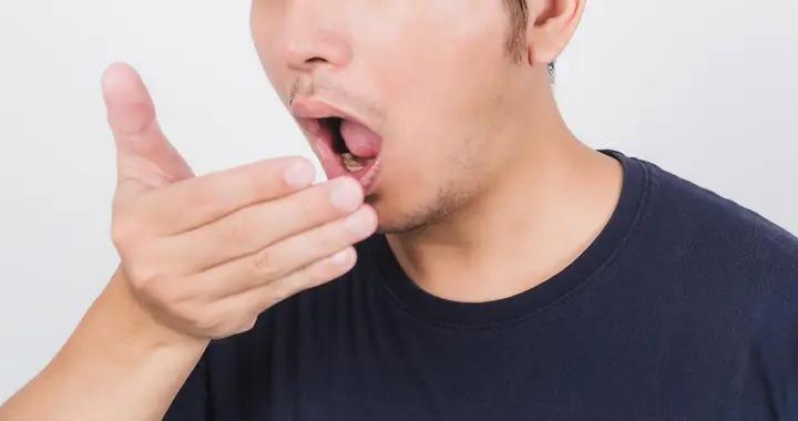 別再只用刷牙去蒜味了！科學揭祕蒜味頑固原因，這些方法才管用