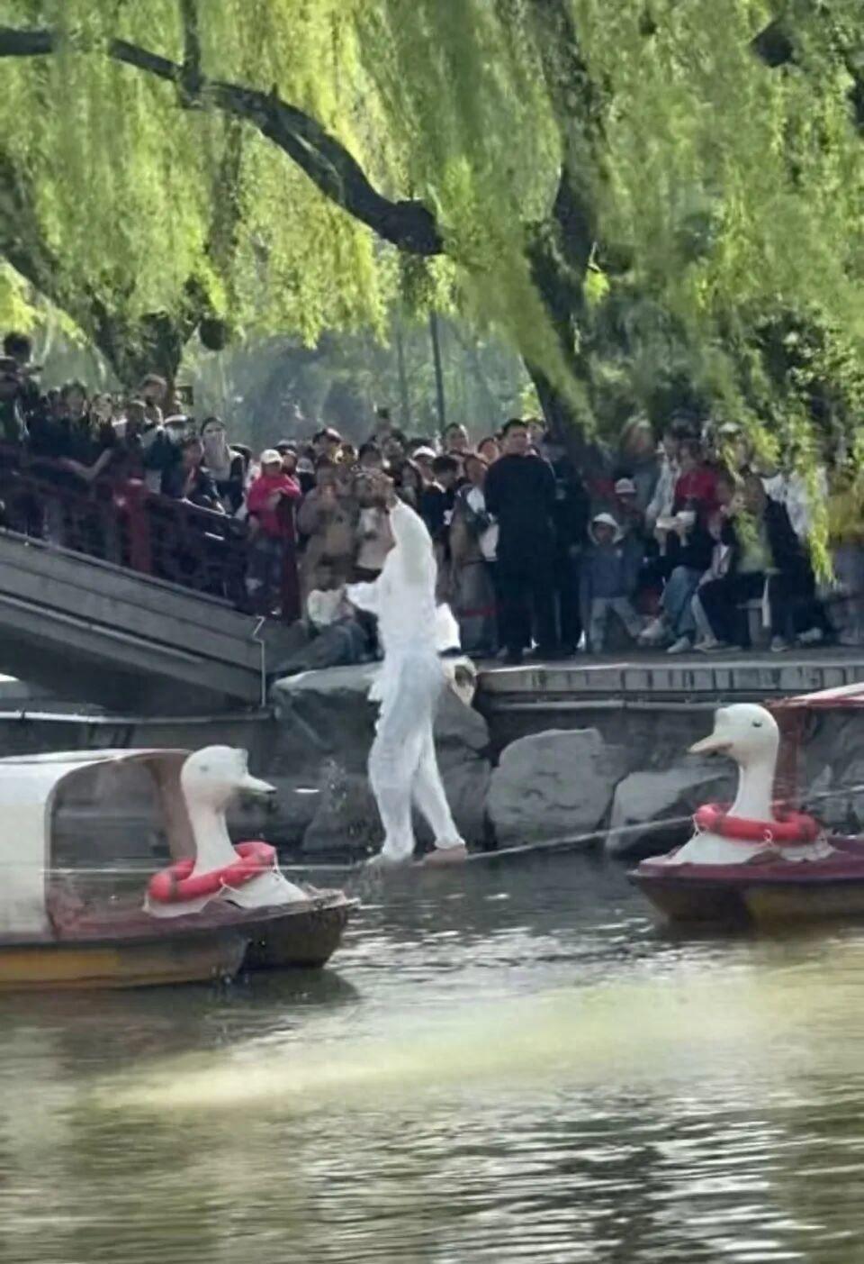 河北叢臺公園一演員在水上跳繩表演，空中翻身失誤掉入湖中，工作人員回應：演員無礙，但項目未再上演