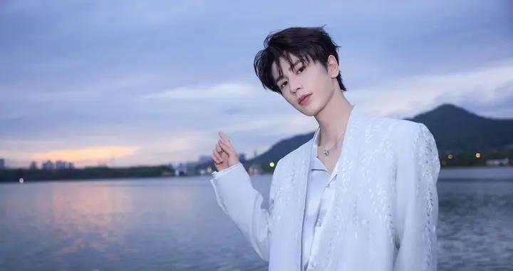 張凌赫回應高鐵站遭私生代拍圍堵：請大家遵守公共秩序