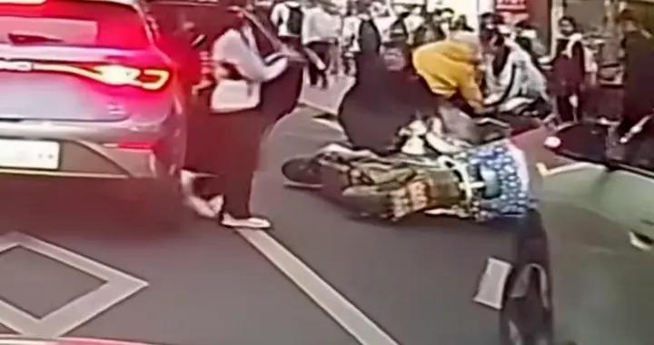 看完這段送孩子上學的視頻，我才明白多少父母敗給家庭的隱性教育