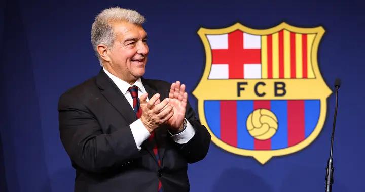 阿斯：巴薩即將迎來與馬競的關鍵戰，拉波爾塔進入更衣室鼓勵球隊