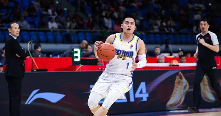 狀態出色！陳盈駿半場8中4拿下14分3板3助 罰球8中5