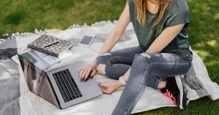 工作優勢與晚年保障：揭祕三甲醫生與大學教師的薪酬，退休金真相