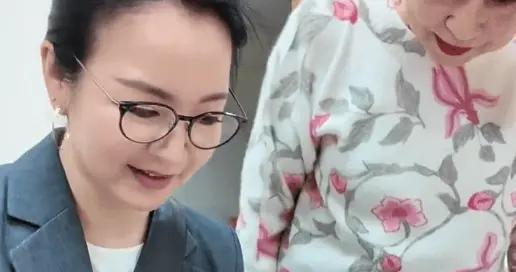 大S小S畢業紀念冊照片曝光！兩姐妹蒙臉拍照神祕感拉滿