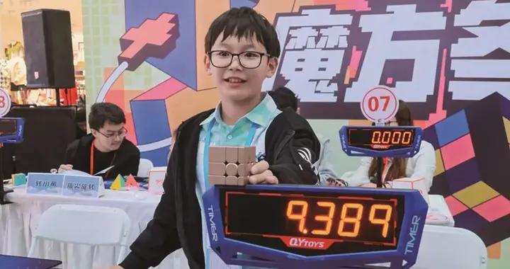 13歲少年玩魔方破世界紀錄，爸爸的教育方式亮了：不卷學習，卷熱愛！