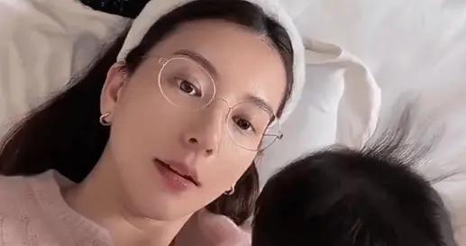“天王嫂”方媛曬帶娃日常！牀上親吻小女兒畫面溫馨有愛