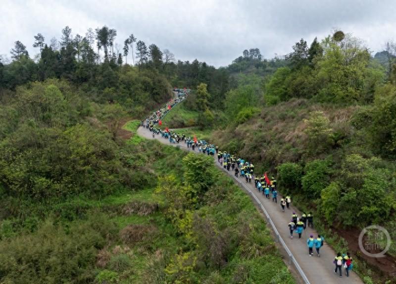 徒步祭英烈 薪火永相傳