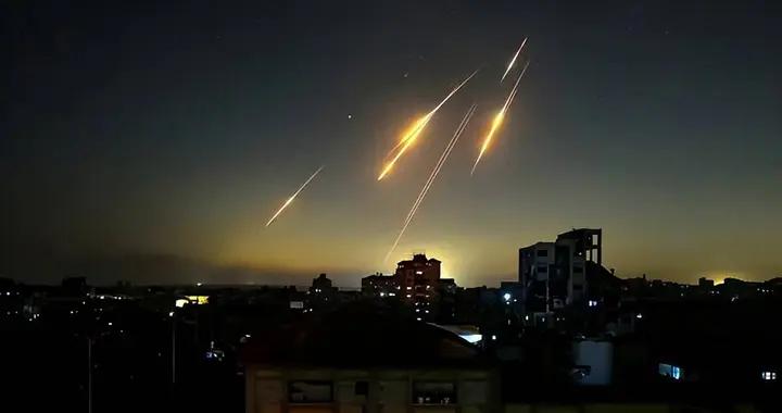 200名美軍軍官一鍋端？伊朗放大招，專打指揮部，炸平美軍總部