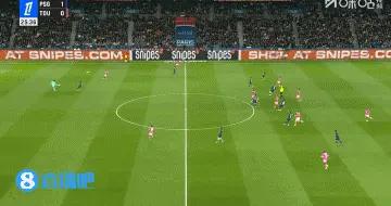 微妙！巴黎的俄羅斯門將出擊冒頂送空門，烏克蘭後衛剷球救險