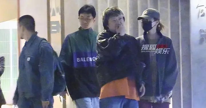 張靚穎聚餐後挽友手臂熱聊 陳秋蒔貼心跟在後面