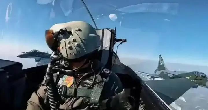 殲-10C在自家門口被F-35鎖定，飛行員教科書式反擊，反向鎖定對方