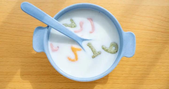 從泥糊到顆粒，七個月寶寶輔食過渡攻略，科學餵養寶寶贏在起跑線