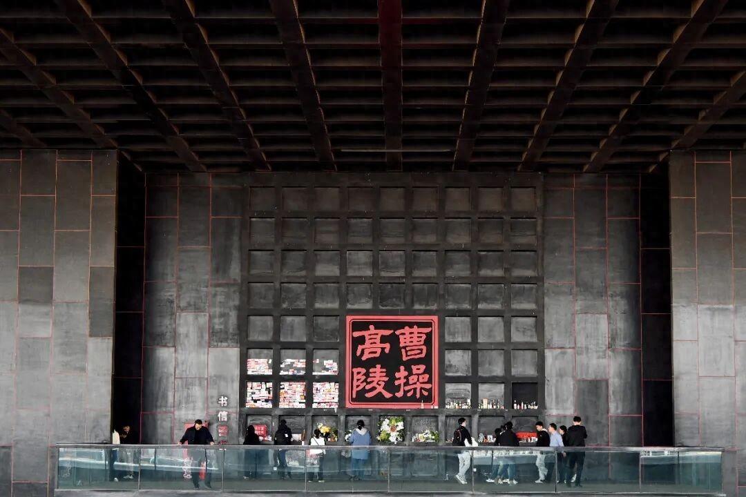 “上班怎麼可能像上墳呢？明明上墳那麼治癒”