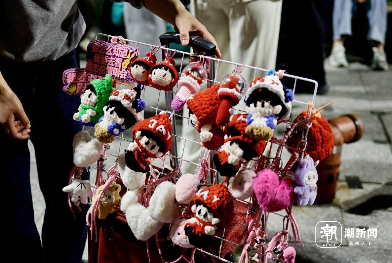 周杰倫杭州演唱會 歌迷場外聆聽互動