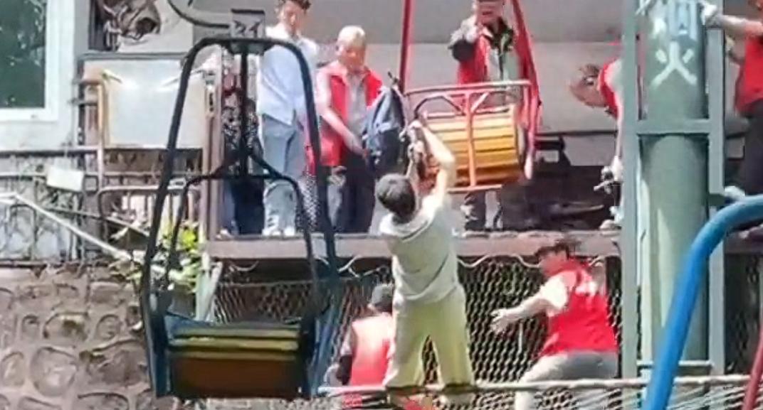 四川瀘山遊客從纜車掉入防護網，工作人員：索道緊急停運，遊客無大礙，將加強安全措施
