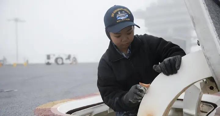 美國海軍真讓女兵幹粗活髒活累活，不過大多是老黑和亞裔