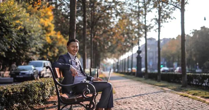 普通鐵路工人能否年入20萬？揭祕基層薪資與領導層薪酬壓力真相