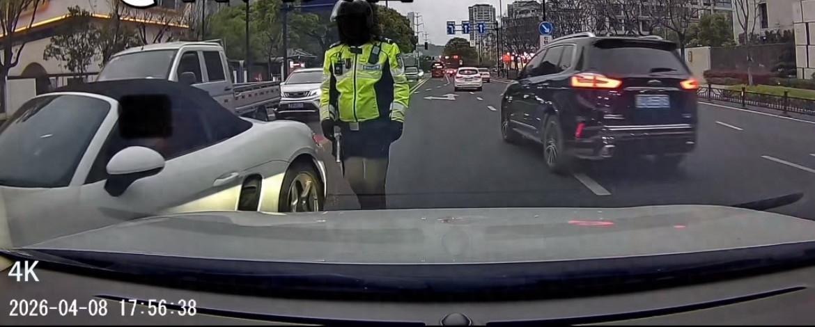 浙江一保時捷車主逆行堵路，還當着交警面威脅對向車駕駛員？交警：罰200元記3分！