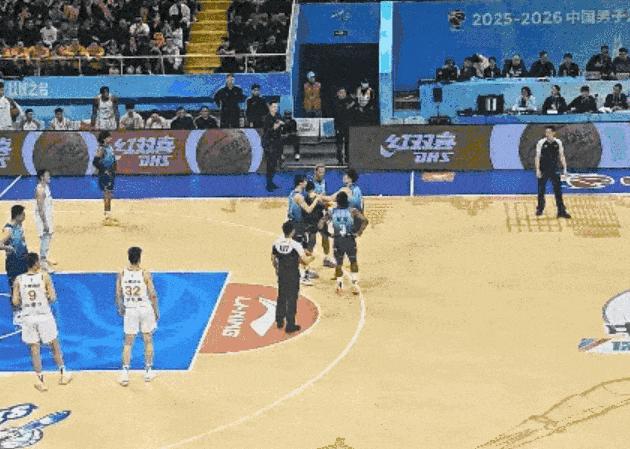 寧波男籃回應當場解約外援貝茲利：“不允許任何球員破壞球隊的團結性”；貝茲利開場55秒就因失誤內訌，推搡隊友、怒砸裁判、頂撞管理層
