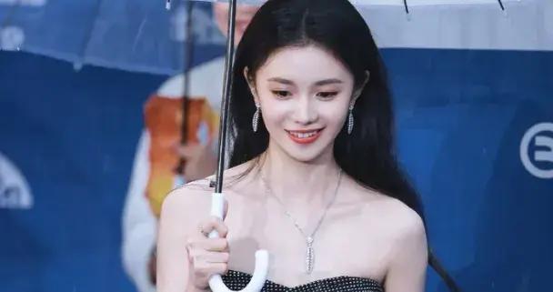 劉浩存北影節一襲黑裙美出圈，零零後謀女郎到底有多絕？