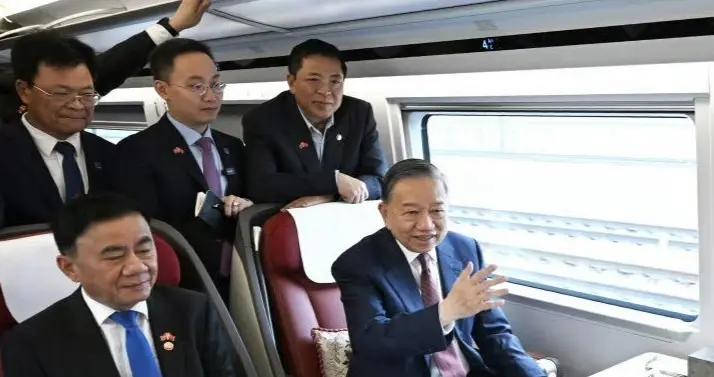 蘇林坐高鐵去廣西，親自體驗高鐵速度與舒適，還趕上三月三過節日