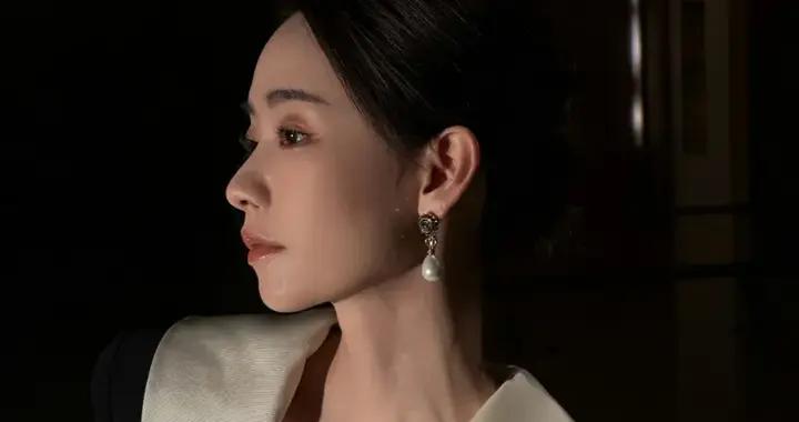 劉雅瑟深V開到腰，身材氣質拿捏到位