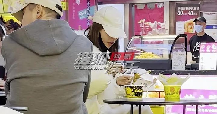 獨家：祝緒丹和爸媽逛街喫小喫 素顏大口吃東西超歡樂