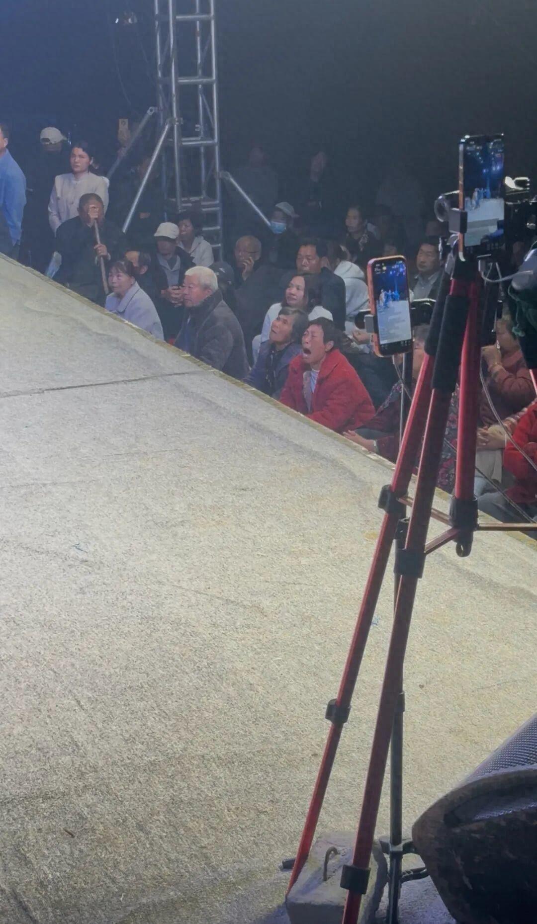 河南一豫劇團下鄉演出臺下觀衆痛哭流涕，演員回應：現場觀衆超千人，一半人落了淚