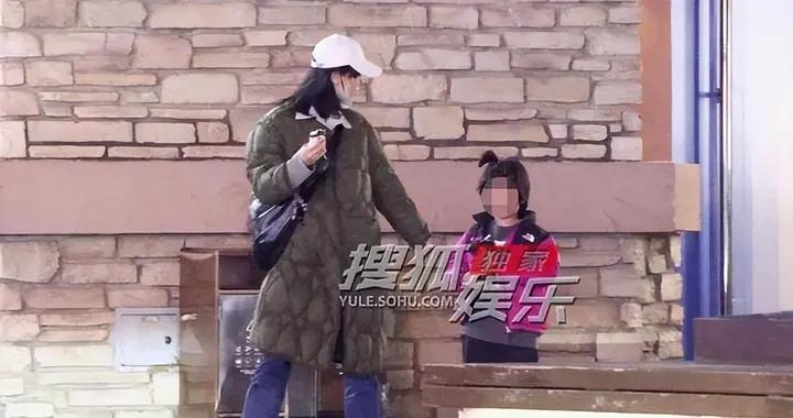 獨家：白百何帶兒子去商場玩 一手拿零食一手牽娃畫面溫馨