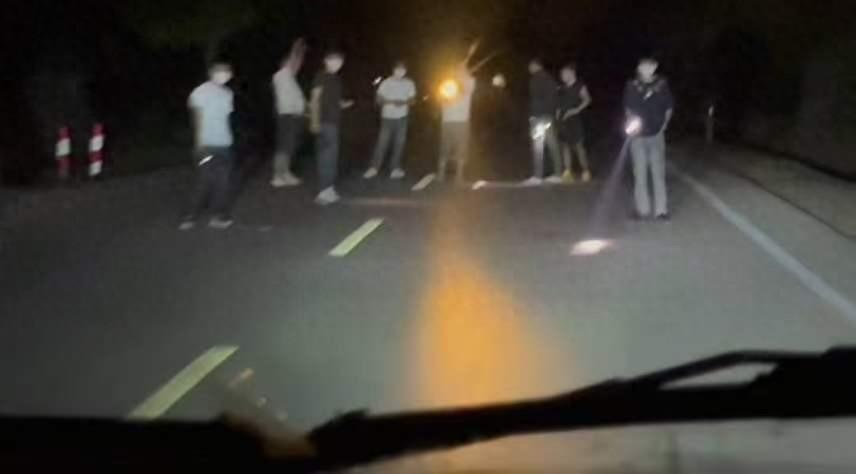 廣西靖西一地多名男子持手電筒攔車，當地鎮政府：他們想當路霸，警方已到場處理