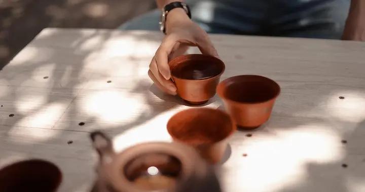 別再“嗜茶如命”！過量飲茶的4大隱患，特殊人羣尤其要注意