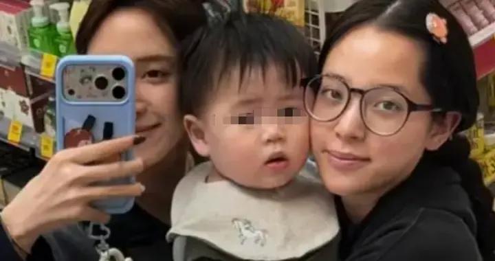 歐陽妮妮被質疑針對妹妹，曝光歐陽娜娜素顏，自己全妝叫對方保姆