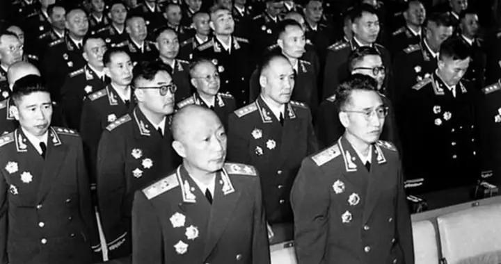 大授銜107：授銜前夜主席兩開評帥會，爲何沒讓彭德懷參加？