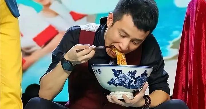 41歲明星文章上海開面館，食客排隊超過30米，菜品價格引起熱議