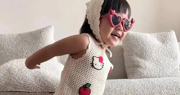 明道罕見曬出2歲女兒近照 小手托腮眼神靈動甜度超標