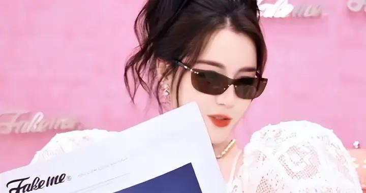 迪麗熱巴穿白蕾絲裙搭配珍珠項鍊 托腮甜笑軟萌可愛