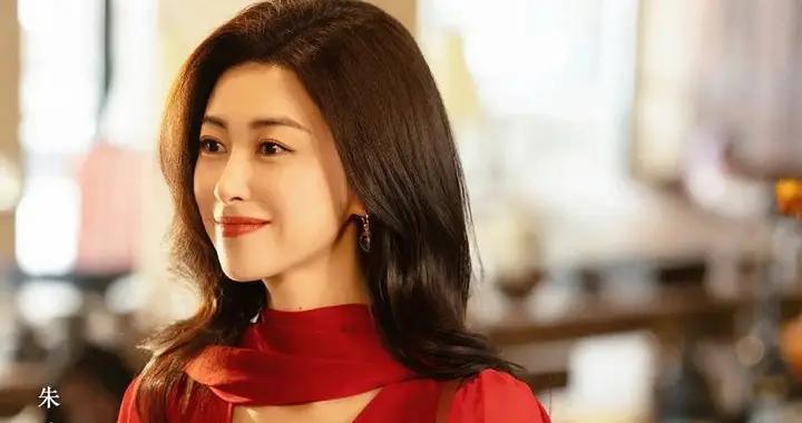 手撕渣男、霸總愛上保潔，朱珠《蜜語紀》會是下一個“中偶”黑馬