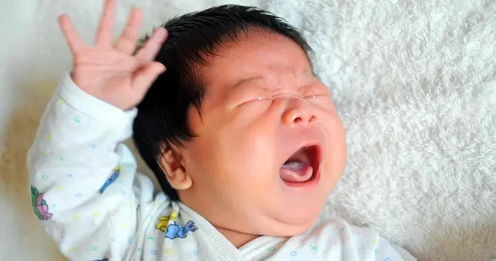 10個月寶寶晚上老是醒？不是寶寶“鬧”，是你沒找對這些關鍵因素