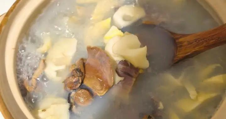 南京晚宴有春筍燉河蚌，這是江南時令春菜，鮮上加鮮的美味