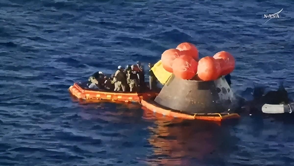 繞月飛船返航：宇航員出艙後自己行走，爲何我們航天員被抬着走