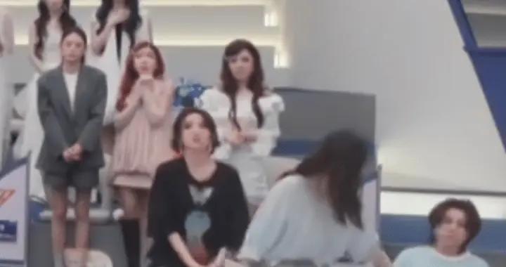 李小冉拉王濛起來被甩開！王濛疑因《浪姐》賽制不公當場“掛臉”